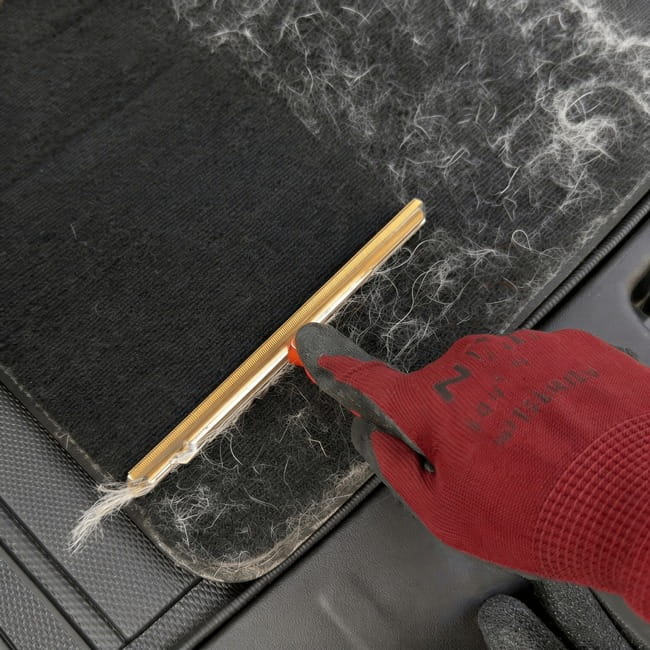 Grattoir anti-poils pour tapis d'auto